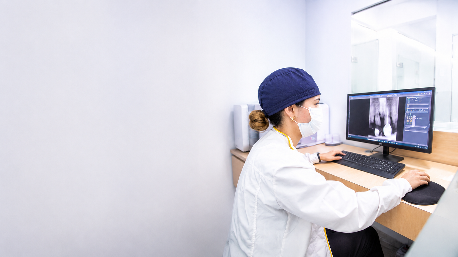Profesional revisando radiografías digitales en pantalla